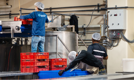 Personal de Altamura haciendo maniobra de mercancia.